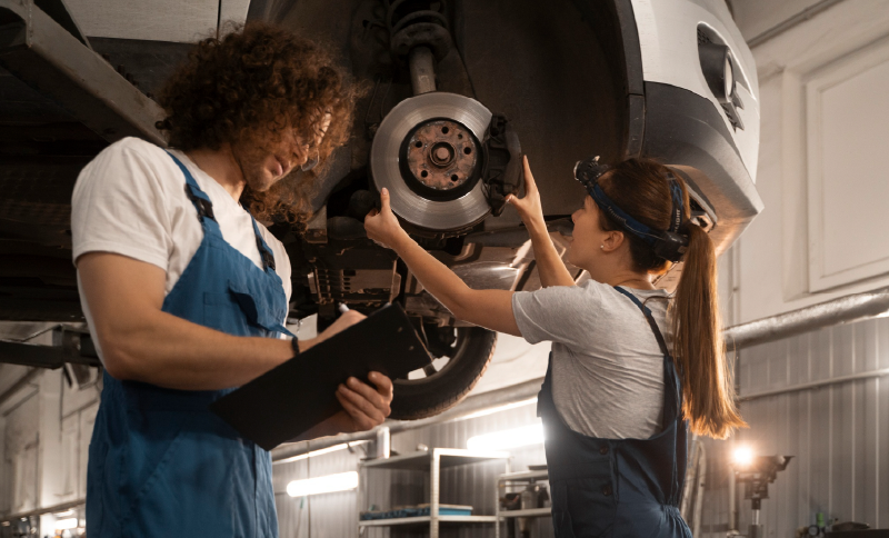 Un homme et une femme en tenue de mécano