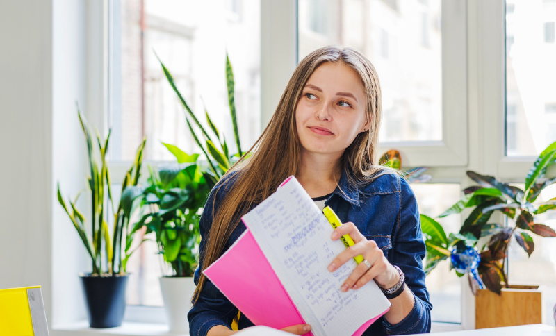 Jeune femme avec des cahiers dans les mains
